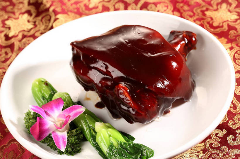 无人,横图,俯视,室内,特写,白天,烹饪,中餐,餐桌,桌子,芹菜,蔬菜,餐具,叶子,阴影,新鲜,盛开,反射,布料,碟子,盘,影子,青菜,红烧,肉,料理,食品,绿叶,石斛,花蕾,布纹,猪肉,菜肴,美食,肉类,桌布,花,花瓣,花朵,鲜花,食物,一朵,一个,粉色,白色,盘子,餐巾,碟,台布,花苞,花蕊,中式,嫩叶,佳肴,有机食品,绿色食品,荷兰芹,欧芹,香芹,单个,餐台,中华料理,配菜,高雅,小白菜,肉食,红烧蹄髈,蹄髈,豚肉,法香,巴西利,洋香菜,洋芫荽,法国香菜,石斛兰,旱芹菜,番荽,金钗石斛,淡泊,花中君子,不结球白菜,红烧菜,兰花,叶,叶片,餐桌布,彩图,高角度拍摄,肘子,蹄膀,红烧蹄膀,红烧肘子,shjb1