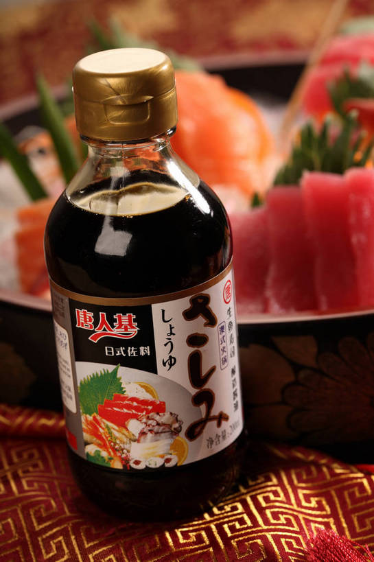 海鲜,三文鱼,无人,竖图,室内,特写,白天,正面,烹饪,餐桌,桌子,鲑鱼,叶子,阴影,朦胧,模糊,反射,日文,鱼,标志,布料,罐子,文字,影子,字符,陶瓷,冰,调料,酱料,酱汁,肉,鱼肉,佐料,日本料理,冰块,料理,食品,绿叶,陶瓷制品,调味品,鲔鱼,调味料,布纹,标识,冷冻,水产,金枪鱼,酱,菜肴,美食,肉类,鱼类,海洋生物,玻璃制品,桌布,食物,两个,玻璃瓶,餐巾,瓶子,容器,台布,碗,日式料理,日式,嫩叶,汉字,寒冷,佳肴,冷藏,餐台,储藏,配菜,吞拿鱼,冰冷,一瓶,储存,中文,水生动物,海产品,水生物,肉食,海底动物,北极贝,鲑,日语,国文,华文,保鲜,叶,叶片,餐桌布,彩图,贮存,刺身,鲔鱼刺身,shjb1,海鲜刺身,北极贝刺身