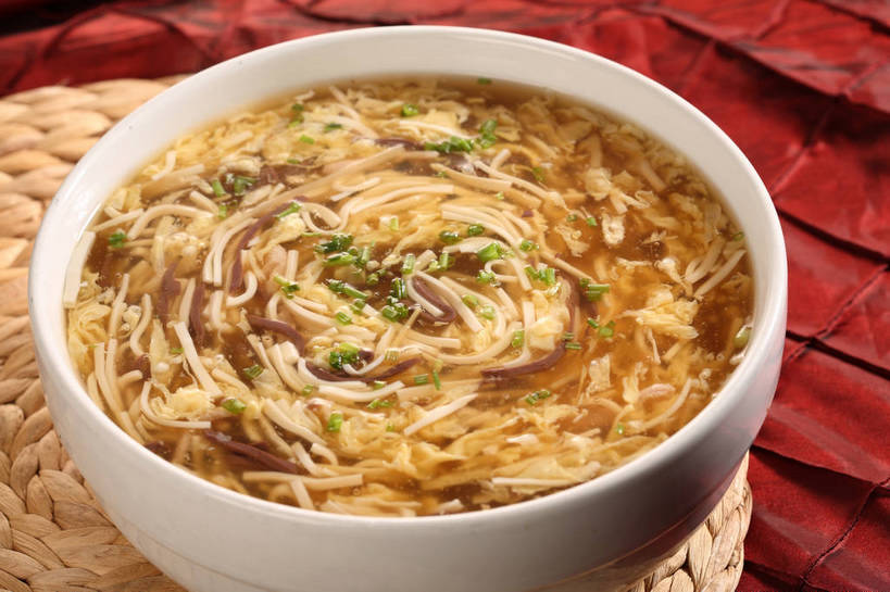 豆腐,无人,横图,俯视,室内,特写,白天,烹饪,中餐,餐桌,桌子,蔬菜,阴影,新鲜,反射,血,布料,影子,陶瓷,葱,青葱,蛋,蛋皮,鸡蛋,汤,料理,食品,陶瓷制品,布纹,菜肴,美食,桌布,食物,一个,红色,白色,餐巾,容器,台布,碗,中式,血液,佳肴,有机食品,绿色食品,单个,餐台,中华料理,储藏,豆腐汤,豆制品,储存,卵,鸭血,羹汤,餐桌布,彩图,高角度拍摄,鸡卵,鸡子,贮存,shjb1,蛋丝鸭血豆腐汤,鸭血豆腐汤
