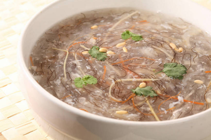 无人,横图,俯视,室内,特写,白天,烹饪,中餐,餐桌,桌子,萝卜,胡萝卜,蔬菜,叶子,阴影,新鲜,反射,影子,陶瓷,浓汤,汤,料理,食品,绿叶,陶瓷制品,羹,酸辣汤,松子,松子仁,菜肴,美食,食物,一个,白色,容器,碗,中式,嫩叶,佳肴,有机食品,绿色食品,单个,餐台,中华料理,储藏,松仁,储存,黄萝卜,番萝卜,松籽仁,湖南菜,湘菜,叶,叶片,红萝卜,甘荀,彩图,高角度拍摄,丁香萝卜,胡芦菔金,金笋,贮存,shjb1