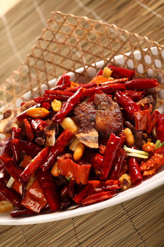 骨骼,无人,竖图,俯视,室内,特写,白天,烹饪,中餐,植物,餐桌,桌子,豆,花生,辣椒,蔬菜,阴影,竹制,新鲜,反射,影子,陶瓷,竹席,豆类,豆子,排骨,肉,料理,食品,坚果,陶瓷制品,骨头,猪肉,菜肴,美食,肉类,食物,一个,红色,白色,容器,碗,中式,长生果,佳肴,有机食品,绿色食品,单个,餐台,中华料理,储藏,骨架,竹制品,储存,干辣椒,小排,花生仁,脱水,肉食,豆科,辣角,红海椒,大椒,辣虎,广椒,豚肉,落花生,落生,花生米,辣子,花生豆,红辣椒,海椒,番椒,彩图,高角度拍摄,干海椒,筒筒辣角,香辣排骨,贮存,shjb1