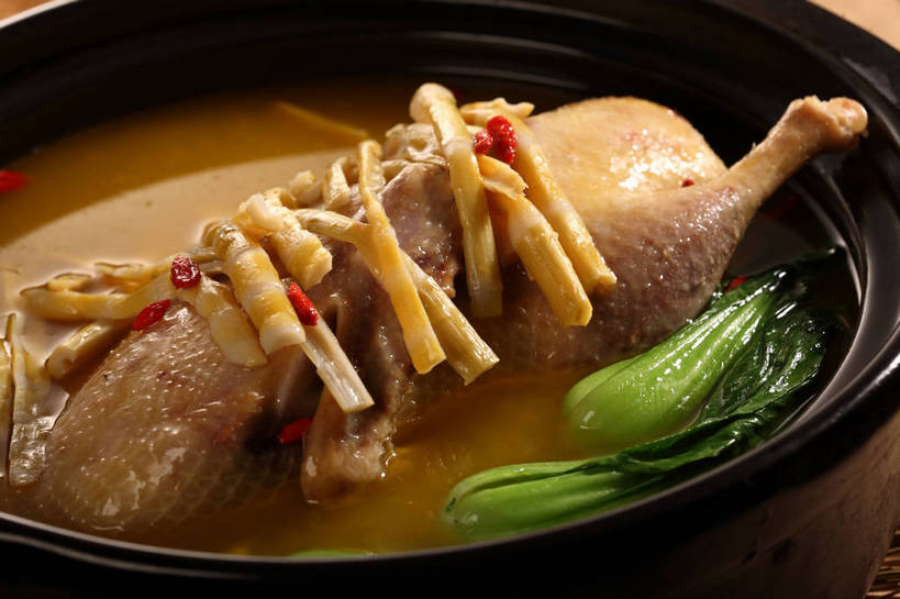 无人,横图,俯视,室内,特写,白天,烹饪,中餐,植物,餐桌,桌子,蔬菜,厨具,阴影,新鲜,反射,炖锅,锅子,影子,陶瓷,青菜,竹笋,肉,汤,料理,食品,果实,草药,药草,陶瓷制品,锅,鸭肉,笋,菜肴,美食,肉类,中药,食物,一个,黑色,中式,佳肴,有机食品,绿色食品,单个,餐台,锅具,中华料理,枸杞子,枸杞,小白菜,药材,中草药,肉食,烹饪用具,中药材,本草,苟起子,枸杞豆,枸杞果,血杞子,不结球白菜,烹调用具,烹调,彩图,高角度拍摄,老鸭汤,shjb1,笋干老鸭汤