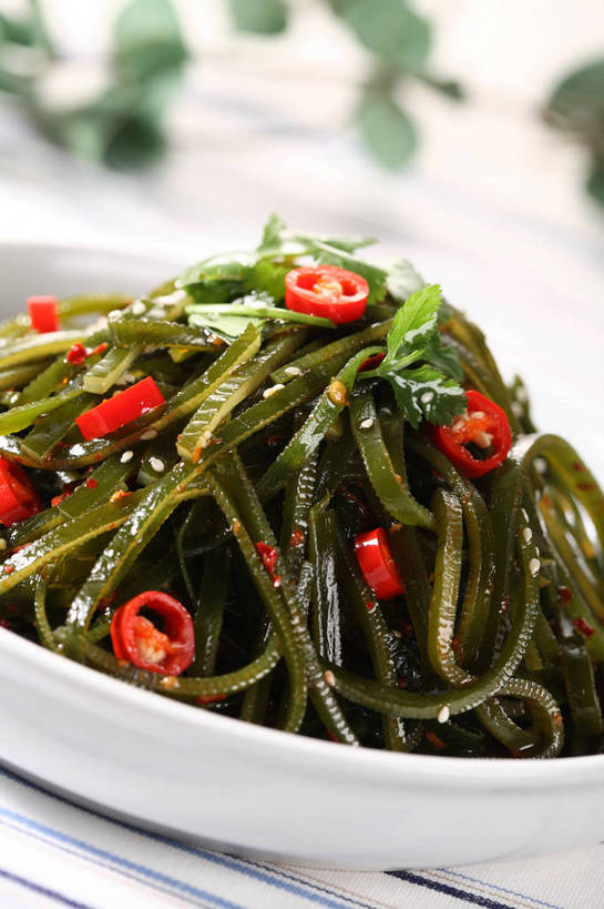 无人,竖图,俯视,室内,特写,白天,烹饪,中餐,餐桌,桌子,辣椒,蔬菜,叶子,阴影,朦胧,模糊,新鲜,反射,布料,影子,陶瓷,海带,料理,食品,绿叶,陶瓷制品,布纹,冷盘,菜肴,美食,桌布,食物,一个,红色,白色,餐巾,容器,台布,碗,中式,嫩叶,冷菜,凉菜,佳肴,有机食品,绿色食品,单个,餐台,中华料理,储藏,储存,辣角,红海椒,大椒,辣虎,广椒,江白菜,叶,叶片,辣子,红辣椒,海椒,番椒,餐桌布,彩图,高角度拍摄,贮存,shjb1,凉拌海带丝