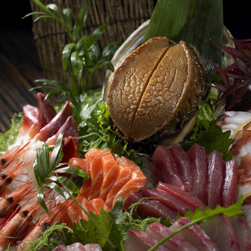 海鲜,无人,横图,俯视,室内,特写,白天,烹饪,餐桌,桌子,叶子,阴影,朦胧,模糊,反射,影子,冰,肉,虾,鱼肉,日本料理,冰块,料理,食品,绿叶,冷冻,水产,菜肴,美食,肉类,海洋生物,食物,日式料理,日式,嫩叶,寒冷,鲍鱼,佳肴,冷藏,餐台,石决明,冰冷,水生动物,海产品,水生物,肉食,海底动物,保鲜,鳆鱼,镜面鱼,明目鱼,叶,叶片,彩图,高角度拍摄,刺身,shjb1,海鲜刺身