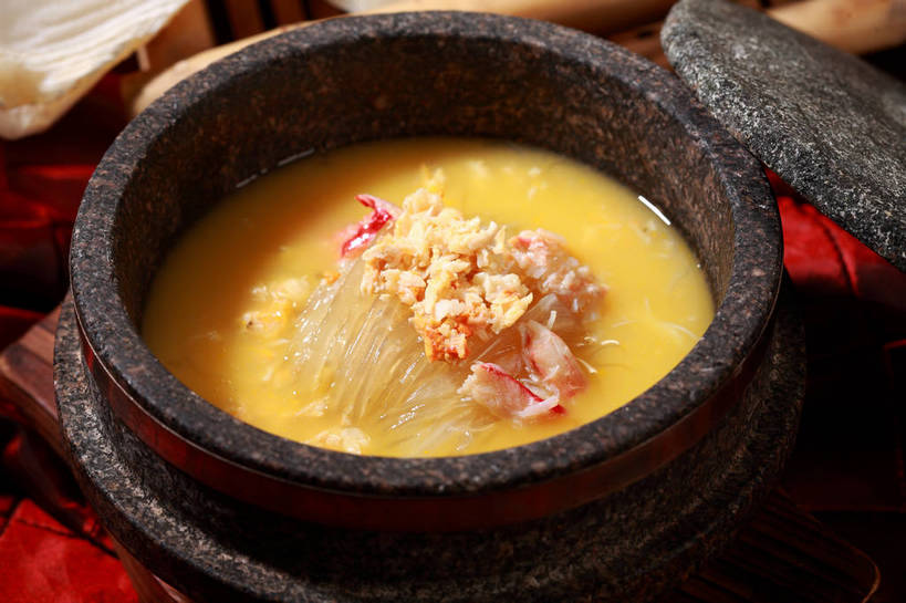 无人,横图,俯视,室内,特写,白天,烹饪,中餐,餐桌,桌子,阴影,反射,影子,陶瓷,汤,料理,食品,陶瓷制品,菜肴,美食,食物,一个,黄色,黑色,容器,碗,中式,佳肴,单个,餐台,中华料理,储藏,鱼翅,储存,鱼翅羹,湖南菜,湘菜,羹汤,鲛鲨翅,鲛鱼翅,金丝菜,沙鱼翅,鲨鱼翅,鲨鱼鳍,彩图,高角度拍摄,贮存,shjb1