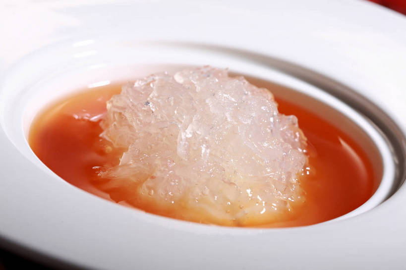 无人,横图,俯视,室内,特写,白天,烹饪,中餐,餐桌,桌子,餐具,阴影,反射,碟子,盘,影子,汤,料理,食品,菜肴,美食,食物,一个,白色,盘子,碟,橙色,中式,佳肴,单个,餐台,中华料理,鱼翅,鱼翅羹,湖南菜,湘菜,羹汤,鲛鲨翅,鲛鱼翅,金丝菜,沙鱼翅,鲨鱼翅,鲨鱼鳍,彩图,高角度拍摄,shjb1