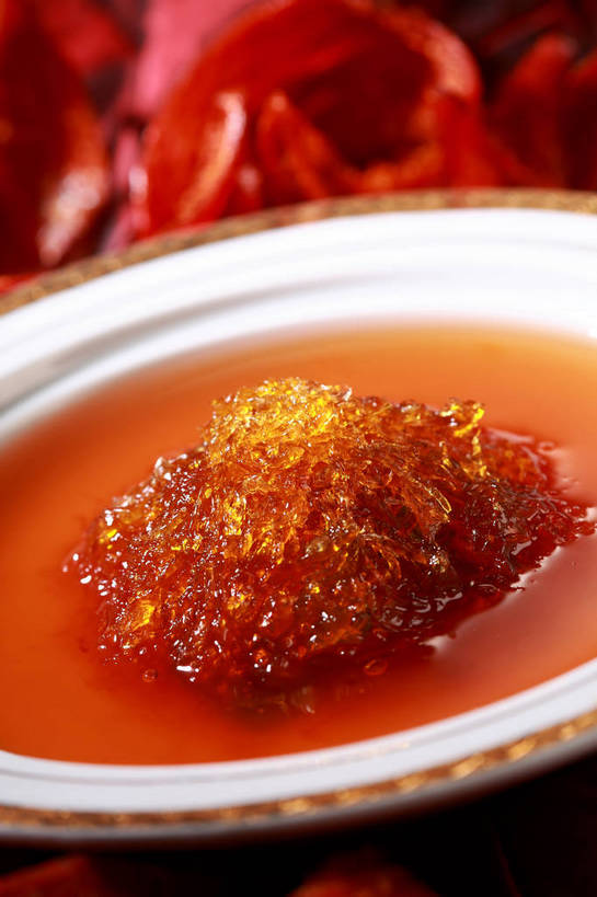 无人,竖图,俯视,室内,特写,白天,烹饪,中餐,餐桌,桌子,餐具,阴影,反射,布料,碟子,盘,影子,汤,料理,食品,布纹,菜肴,美食,桌布,食物,一个,红色,盘子,餐巾,碟,台布,橙色,中式,佳肴,单个,餐台,中华料理,鱼翅,鱼翅羹,湖南菜,湘菜,羹汤,鲛鲨翅,鲛鱼翅,金丝菜,沙鱼翅,鲨鱼翅,鲨鱼鳍,餐桌布,彩图,高角度拍摄,shjb1