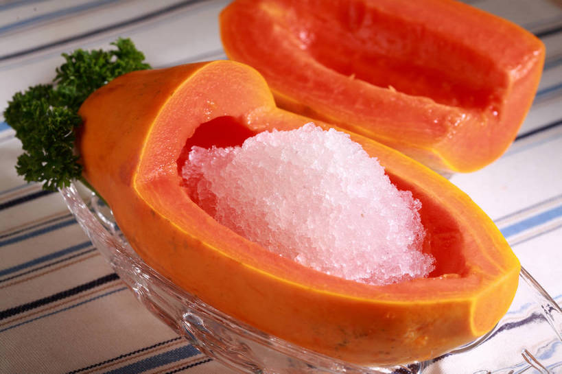 无人,横图,俯视,室内,特写,白天,餐桌,桌子,木瓜,芹菜,蔬菜,水果,叶子,玻璃,切开,阴影,新鲜,反射,布料,影子,冰,生食,食品,果实,绿叶,清凉,布纹,冷冻,玻璃制品,桌布,食物,一个,餐巾,容器,台布,碗,冷饮,切,舒服,橙色,嫩叶,寒冷,有机食品,绿色食品,荷兰芹,欧芹,香芹,刨冰,冷藏,单个,餐台,储藏,解暑,配菜,储存,解渴,碎冰,剖面,切面,舒爽,法香,巴西利,洋香菜,洋芫荽,法国香菜,旱芹菜,番荽,消暑,保鲜,奶匏,蓬生果,乳瓜,石瓜,万寿匏,叶,叶片,万寿果,番木瓜,餐桌布,彩图,高角度拍摄,贮存,shjb1