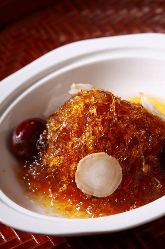 无人,竖图,俯视,室内,特写,白天,烹饪,中餐,餐桌,桌子,阴影,反射,影子,陶瓷,汤,料理,食品,陶瓷制品,菜肴,美食,食物,一个,白色,容器,碗,中式,枣,红枣,佳肴,单个,餐台,中华料理,储藏,鱼翅,储存,枣子,鱼翅羹,湖南菜,湘菜,羹汤,鲛鲨翅,鲛鱼翅,金丝菜,沙鱼翅,鲨鱼翅,鲨鱼鳍,大枣,彩图,高角度拍摄,贮存,shjb1