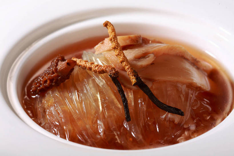 无人,横图,俯视,室内,特写,白天,烹饪,中餐,餐桌,桌子,蔬菜,阴影,新鲜,反射,影子,陶瓷,菌菇,汤,料理,食品,陶瓷制品,菌类,菜肴,美食,食物,一个,白色,容器,碗,中式,食用菌,佳肴,有机食品,绿色食品,单个,餐台,中华料理,储藏,真菌,鱼翅,储存,冬虫夏草,羊肚菇,鱼翅羹,羊肚菜,羊肚菌,羊蘑,美味羊肚菌,虫草,冬虫草,中华虫草菌,湖南菜,湘菜,羹汤,鲛鲨翅,鲛鱼翅,金丝菜,沙鱼翅,鲨鱼翅,鲨鱼鳍,彩图,高角度拍摄,草笠竹,贮存,shjb1