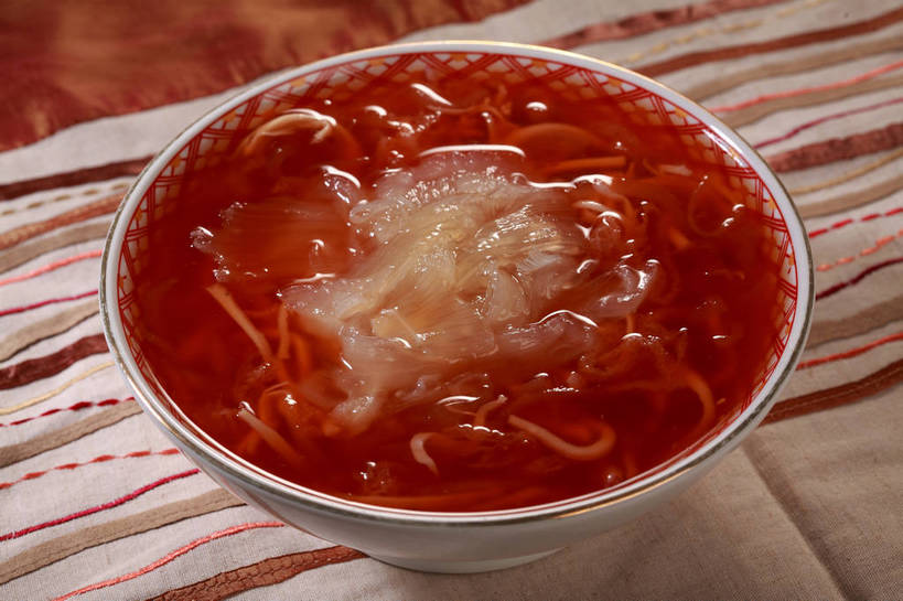 无人,横图,俯视,室内,特写,白天,烹饪,中餐,餐桌,桌子,阴影,反射,布料,影子,陶瓷,汤,料理,食品,陶瓷制品,布纹,菜肴,美食,桌布,食物,一个,红色,餐巾,容器,台布,碗,中式,佳肴,单个,餐台,中华料理,储藏,鱼翅,储存,鱼翅羹,湖南菜,湘菜,羹汤,鲛鲨翅,鲛鱼翅,金丝菜,沙鱼翅,鲨鱼翅,鲨鱼鳍,餐桌布,彩图,高角度拍摄,贮存,shjb1