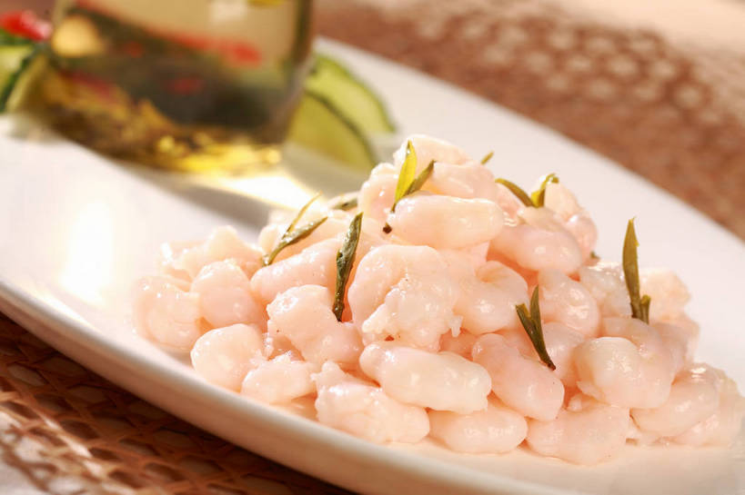 无人,横图,俯视,室内,特写,白天,烹饪,中餐,餐桌,桌子,杯子,餐具,叶子,一堆,阴影,堆叠,堆积,朦胧,模糊,反射,碟子,盘,影子,肉,虾仁,料理,食品,绿叶,菜肴,美食,肉类,玻璃制品,食物,两个,盘子,水杯,碟,中式,嫩叶,佳肴,餐台,中华料理,水晶虾仁,堆,虾肉,配菜,肉食,本帮菜,沪菜,上海菜,叶,叶片,玻璃杯,彩图,高角度拍摄,shjb1