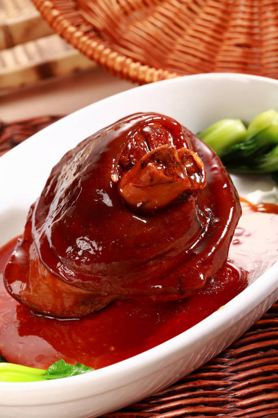 无人,交叉,竖图,俯视,室内,特写,白天,烹饪,中餐,餐桌,桌子,竹子,蔬菜,阴影,竹制,新鲜,编织,反射,篮子,影子,陶瓷,青菜,红烧,肉,料理,食品,陶瓷制品,猪肉,菜肴,美食,肉类,食物,一个,绿色,白色,容器,竹篮,碗,中式,佳肴,有机食品,绿色食品,单个,餐台,中华料理,储藏,竹条,交织,竹制品,储存,小白菜,肉食,红烧蹄髈,蹄髈,豚肉,穿插,不结球白菜,红烧菜,彩图,高角度拍摄,肘子,蹄膀,红烧蹄膀,红烧肘子,贮存,shjb1