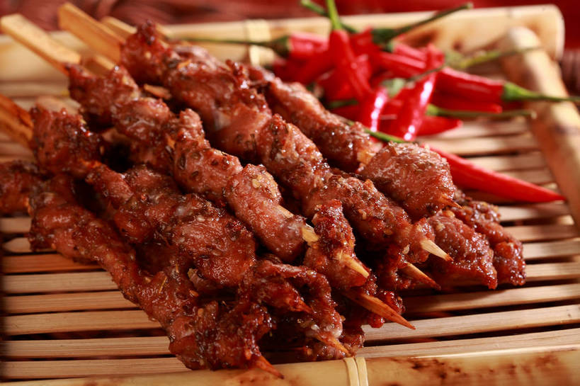 无人,横图,俯视,室内,特写,白天,烹饪,烧烤,餐桌,桌子,辣椒,蔬菜,一堆,许多,阴影,堆叠,堆积,朦胧,模糊,新鲜,反射,木制,影子,料理,食品,烤肉,很多,菜肴,美食,食物,红色,木制品,佳肴,有机食品,绿色食品,餐台,堆,辣角,红海椒,大椒,辣虎,广椒,辣子,红辣椒,海椒,番椒,彩图,高角度拍摄,烤肉串,shjb1