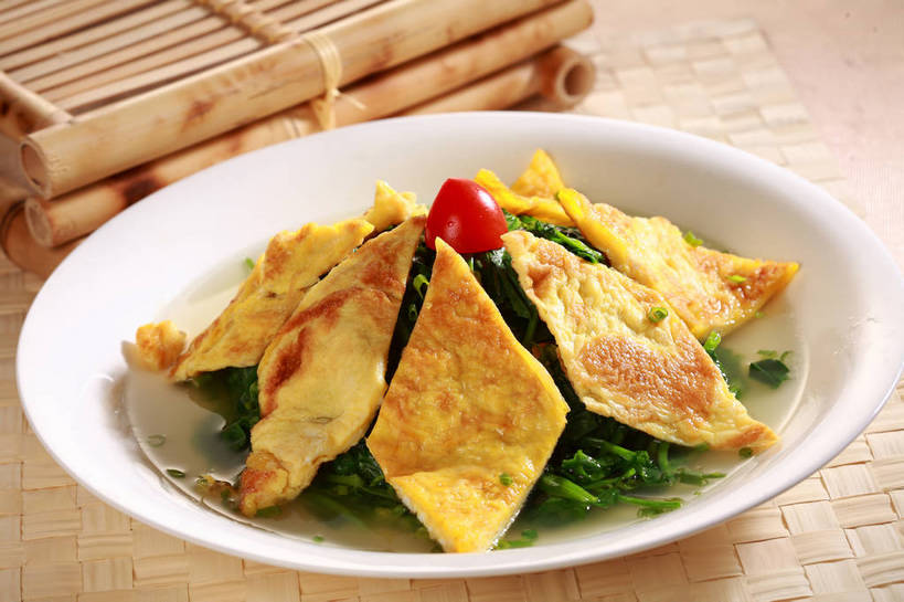 无人,横图,俯视,室内,特写,白天,烹饪,中餐,餐桌,桌子,蔬菜,西红柿,小番茄,阴影,新鲜,反射,影子,陶瓷,蛋,蛋皮,鸡蛋,料理,食品,陶瓷制品,菜肴,美食,食物,一个,黄色,红色,绿色,白色,容器,碗,中式,佳肴,有机食品,绿色食品,单个,餐台,中华料理,储藏,储存,卵,小西红柿,樱桃小番茄,珍珠小番茄,樱桃番茄,圣女果,番茄,彩图,高角度拍摄,鸡卵,鸡子,贮存,shjb1