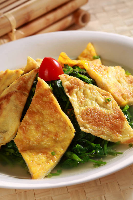 无人,竖图,俯视,室内,特写,白天,烹饪,中餐,餐桌,桌子,蔬菜,西红柿,小番茄,阴影,新鲜,反射,影子,陶瓷,蛋,蛋皮,鸡蛋,料理,食品,陶瓷制品,菜肴,美食,食物,一个,黄色,红色,绿色,白色,容器,碗,中式,佳肴,有机食品,绿色食品,单个,餐台,中华料理,储藏,储存,卵,小西红柿,樱桃小番茄,珍珠小番茄,樱桃番茄,圣女果,番茄,彩图,高角度拍摄,鸡卵,鸡子,贮存,shjb1