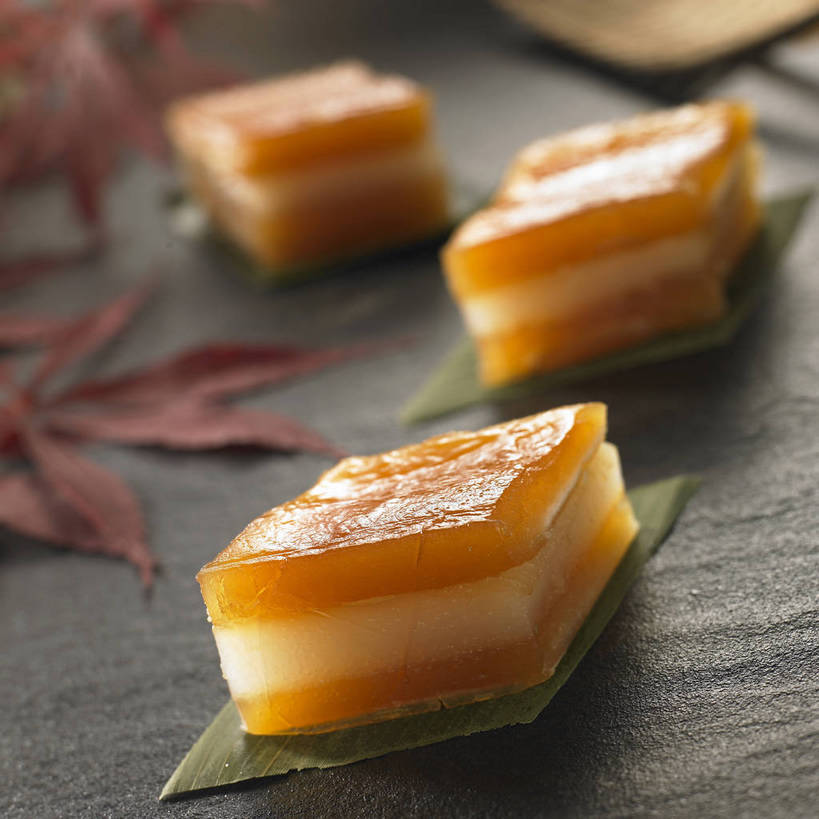 点心,无人,横图,俯视,室内,特写,白天,餐桌,桌子,叶子,阴影,朦胧,模糊,反射,影子,食品,甜点,甜品,枫叶,枯叶,绿叶,落叶,小吃,食物,糕点,黄色,红色,甜食,橙色,嫩叶,餐台,枫树叶,叶,叶片,彩图,高角度拍摄,北京小吃,shjb1,水晶糕