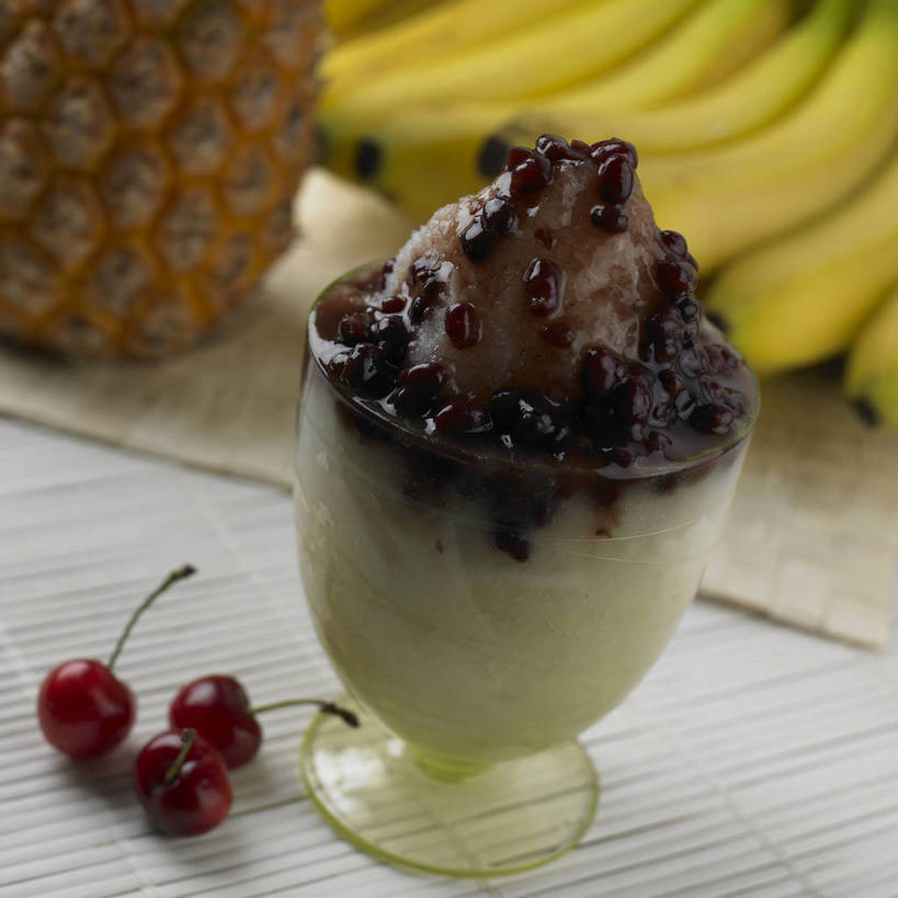 无人,横图,俯视,室内,特写,白天,植物,餐桌,桌子,菠萝,香蕉,樱桃,豆,杯子,水果,阴影,朦胧,模糊,新鲜,反射,影子,冰,豆类,豆子,红豆,生食,食品,果实,冰沙,清凉,冷冻,玻璃制品,食物,一个,黄色,红色,水杯,冷饮,舒服,橙色,寒冷,有机食品,绿色食品,冷藏,单个,餐台,解暑,解渴,赤豆,豆科,舒爽,消暑,红小豆,保鲜,玻璃杯,樱珠,莺桃,英桃,楔桃,牛桃,荆桃,甘蕉,凤梨,彩图,高角度拍摄,沐昔,思沐昔,小豆,shjb1,红豆冰沙