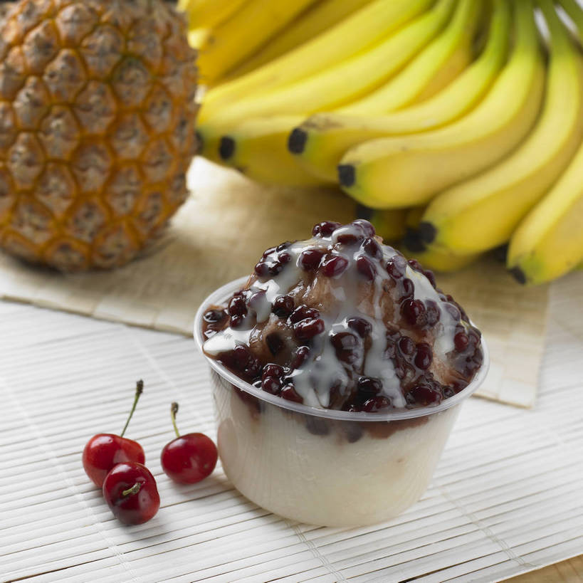 无人,横图,俯视,室内,特写,白天,植物,餐桌,桌子,菠萝,香蕉,樱桃,豆,杯子,水果,阴影,朦胧,模糊,新鲜,反射,影子,塑料,冰,豆类,豆子,红豆,生食,食品,果实,冰沙,清凉,冷冻,食物,一个,黄色,红色,塑料制品,冷饮,舒服,橙色,寒冷,有机食品,绿色食品,冷藏,单个,餐台,塑料杯,解暑,解渴,赤豆,豆科,舒爽,消暑,红小豆,保鲜,樱珠,莺桃,英桃,楔桃,牛桃,荆桃,甘蕉,凤梨,彩图,高角度拍摄,沐昔,思沐昔,小豆,shjb1,红豆冰沙