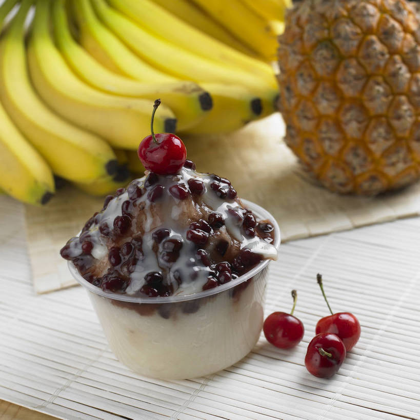 无人,横图,俯视,室内,特写,白天,植物,餐桌,桌子,菠萝,香蕉,樱桃,豆,杯子,水果,阴影,朦胧,模糊,新鲜,反射,影子,塑料,冰,豆类,豆子,红豆,生食,食品,果实,冰沙,清凉,冷冻,食物,一个,黄色,红色,塑料制品,冷饮,舒服,橙色,寒冷,有机食品,绿色食品,冷藏,单个,餐台,塑料杯,解暑,解渴,赤豆,豆科,舒爽,消暑,红小豆,保鲜,樱珠,莺桃,英桃,楔桃,牛桃,荆桃,甘蕉,凤梨,彩图,高角度拍摄,沐昔,思沐昔,小豆,shjb1,红豆冰沙