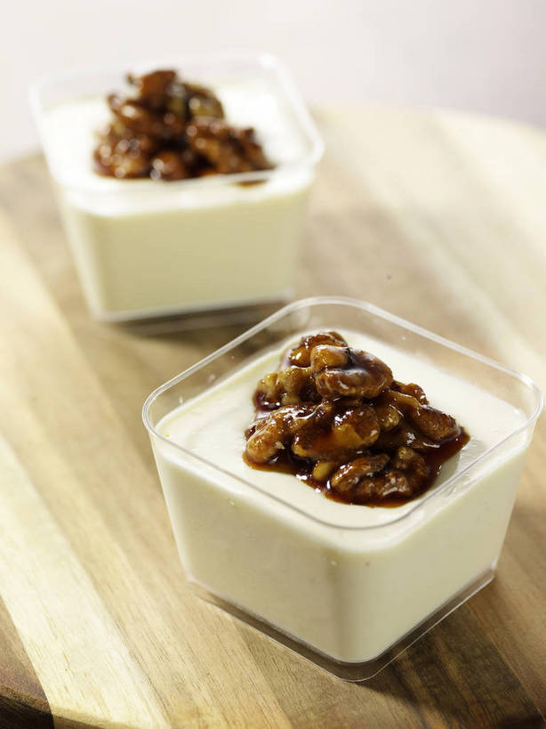 点心,无人,竖图,俯视,室内,特写,白天,餐桌,桌子,杯子,阴影,朦胧,模糊,反射,木制,影子,核桃,食品,坚果,甜点,甜品,果实,案板,玻璃制品,砧板,食物,两个,木制品,水杯,甜食,干果,零食,餐台,核桃仁,胡桃,羌桃,玻璃杯,彩图,高角度拍摄,牛奶冻,胡桃仁,胡桃肉,shjb1,核桃牛奶冻