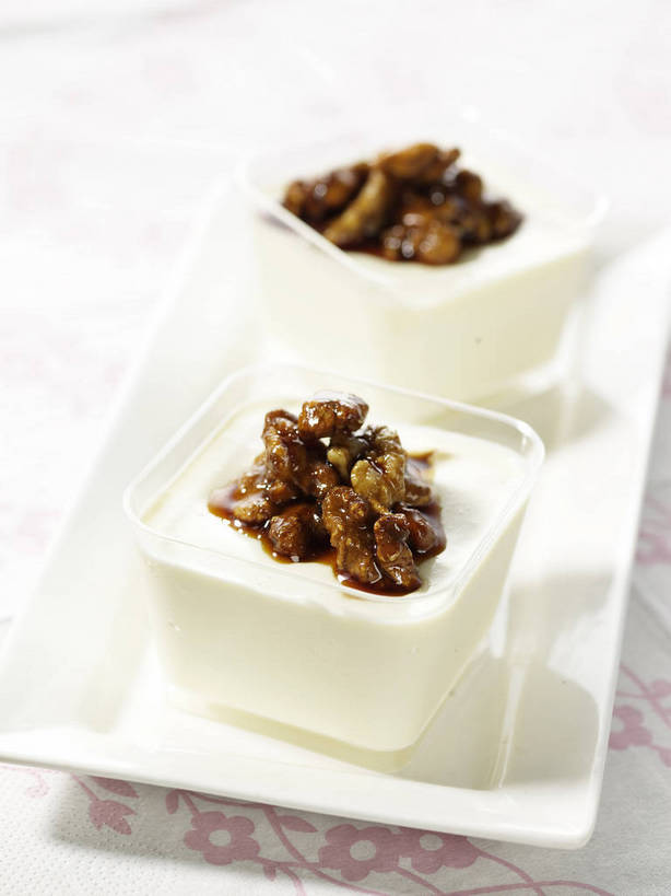 点心,无人,竖图,俯视,室内,特写,白天,餐桌,桌子,杯子,餐具,阴影,朦胧,模糊,反射,布料,碟子,盘,影子,陶瓷,核桃,食品,坚果,甜点,甜品,果实,陶瓷制品,布纹,玻璃制品,桌布,食物,三个,白色,盘子,餐巾,水杯,碟,台布,甜食,干果,零食,餐台,核桃仁,胡桃,羌桃,玻璃杯,餐桌布,彩图,高角度拍摄,牛奶冻,胡桃仁,胡桃肉,shjb1,核桃牛奶冻