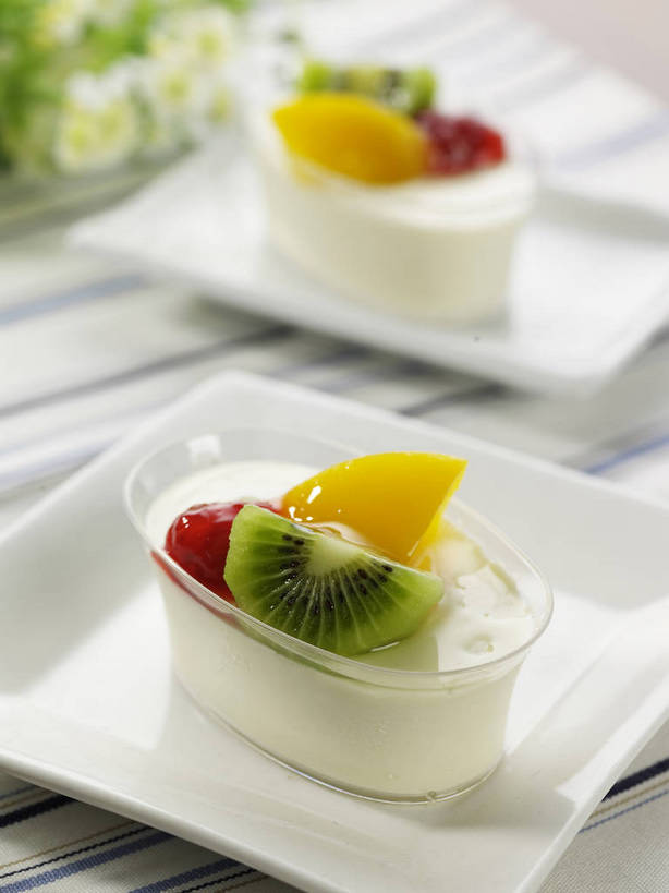 点心,无人,竖图,俯视,室内,特写,白天,餐桌,桌子,芒果,猕猴桃,杯子,餐具,水果,切开,阴影,朦胧,模糊,新鲜,盛开,反射,布料,碟子,盘,影子,生食,食品,甜点,甜品,果实,花蕾,布纹,玻璃制品,桌布,花,花瓣,花朵,鲜花,食物,黄色,红色,绿色,盘子,餐巾,水杯,碟,台布,甜食,零食,花苞,花蕊,切,四个,有机食品,绿色食品,餐台,剖面,切面,玻璃杯,望果,奇异果,蜜望,猕猴梨,檬果,闷果,漭果,杧果,庵波罗果,餐桌布,彩图,高角度拍摄,牛奶冻,shjb1