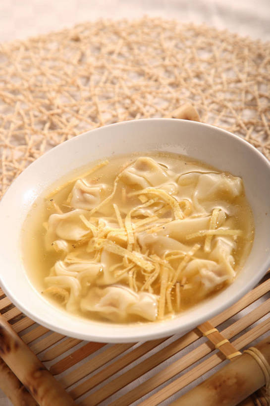 点心,馄饨,面食,无人,竖图,俯视,室内,特写,白天,餐桌,桌子,阴影,反射,木制,影子,陶瓷,蛋,蛋皮,鸡蛋,料理,食品,面点,陶瓷制品,小馄饨,美食,食物,一个,黄色,白色,木制品,容器,碗,中式,单个,餐台,储藏,储存,卵,扁肉,彩图,高角度拍摄,鸡卵,鸡子,淮饺,绉纱馄饨,贮存,shjb1