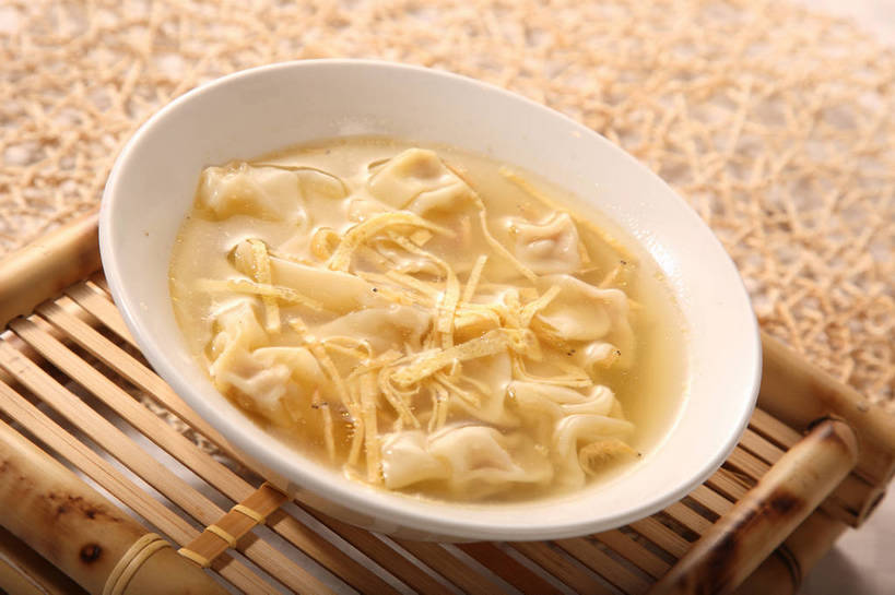 点心,馄饨,面食,无人,横图,俯视,室内,特写,白天,餐桌,桌子,阴影,反射,木制,影子,陶瓷,蛋,蛋皮,鸡蛋,料理,食品,面点,陶瓷制品,小馄饨,美食,食物,一个,黄色,白色,木制品,容器,碗,中式,单个,餐台,储藏,储存,卵,扁肉,彩图,高角度拍摄,鸡卵,鸡子,淮饺,绉纱馄饨,贮存,shjb1