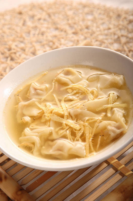 点心,馄饨,面食,无人,竖图,俯视,室内,特写,白天,餐桌,桌子,阴影,反射,木制,影子,陶瓷,蛋,蛋皮,鸡蛋,料理,食品,面点,陶瓷制品,小馄饨,美食,食物,一个,黄色,白色,木制品,容器,碗,中式,单个,餐台,储藏,储存,卵,扁肉,彩图,高角度拍摄,鸡卵,鸡子,淮饺,绉纱馄饨,贮存,shjb1