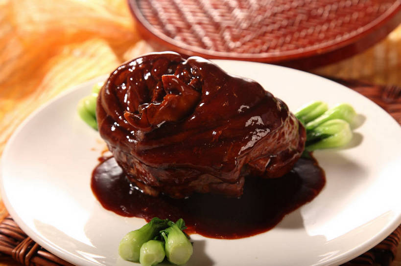 无人,交叉,横图,俯视,室内,特写,白天,烹饪,中餐,餐桌,桌子,蔬菜,餐具,阴影,竹制,新鲜,编织,反射,布料,碟子,盘,影子,青菜,红烧,肉,料理,食品,布纹,猪肉,菜肴,美食,肉类,桌布,食物,一个,绿色,白色,盘子,餐巾,碟,台布,中式,佳肴,有机食品,绿色食品,单个,餐台,中华料理,竹条,交织,子,竹制品,小白菜,肉食,红烧蹄髈,蹄髈,豚肉,穿插,不结球白菜,红烧菜,餐桌布,彩图,高角度拍摄,肘子,蹄膀,红烧蹄膀,红烧肘子,shjb1