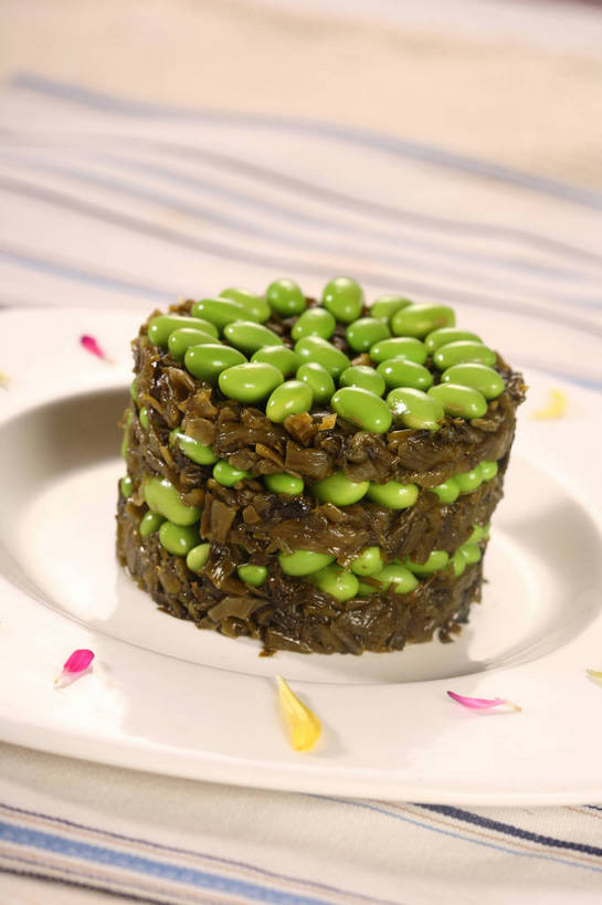 无人,竖图,俯视,室内,特写,白天,烹饪,中餐,植物,餐桌,桌子,豆,大豆,蔬菜,餐具,阴影,新鲜,盛开,反射,布料,碟子,盘,影子,豆类,豆子,毛豆,料理,食品,花蕾,布纹,冷盘,雪菜,菜肴,美食,桌布,花,花瓣,花朵,鲜花,食物,一个,绿色,白色,盘子,餐巾,碟,台布,花苞,花蕊,中式,冷菜,凉菜,佳肴,有机食品,绿色食品,单个,餐台,中华料理,配菜,豆科,枝豆,雪里红,黄豆,餐桌布,彩图,高角度拍摄,雪里蕻,shjb1,雪菜毛豆