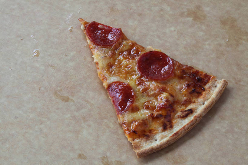 无人,横图,俯视,室内,特写,白天,烹饪,西餐,餐桌,桌子,一块,切开,阴影,反射,影子,肉,香肠,料理,食品,披萨,匹萨,案板,腊肠,菜肴,美食,肉类,砧板,食物,快餐,切,西式,佳肴,餐台,比萨,剖面,肉食,西式快餐,垃圾食品,切面,意大利薄饼,彩图,高角度拍摄,香肠披萨,shjb1