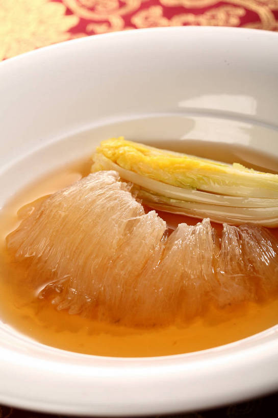 无人,竖图,俯视,室内,特写,白天,烹饪,中餐,餐桌,桌子,蔬菜,餐具,阴影,新鲜,反射,布料,碟子,盘,影子,大白菜,料理,食品,布纹,白菜,菜肴,美食,桌布,食物,一个,黄色,白色,盘子,餐巾,碟,台布,中式,佳肴,有机食品,绿色食品,单个,餐台,中华料理,燕窝,结球白菜,胶菜,巢窝,燕菜,燕根,燕蔬菜,餐桌布,彩图,高角度拍摄,黄芽白,shjb1,炖燕窝