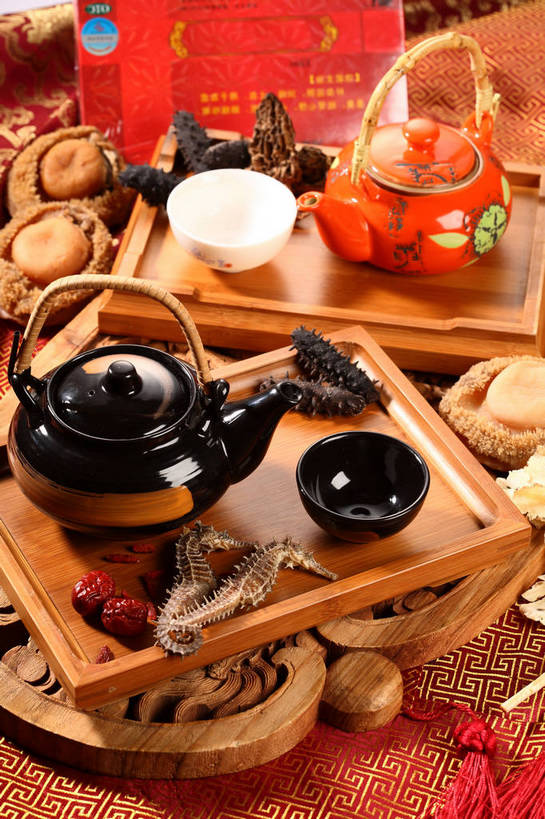 海鲜,无人,竖图,俯视,室内,特写,白天,幸福,餐桌,茶,桌子,蔬菜,杯子,木雕,雕塑,许多,阴影,新鲜,艺术,装饰,反射,鱼,布料,雕刻,雕像,壶,影子,陶瓷,菌菇,茶叶,食品,陶瓷制品,很多,菌类,布纹,娱乐,水产,鱼类,海洋生物,水壶,桌布,食物,餐巾,茶壶,容器,水杯,工艺品,台布,享受,休闲,温馨,枣,食用菌,放松,乐趣,红枣,鲍鱼,有机食品,绿色食品,餐台,纪念,海参,海马,石决明,美术,提神,舒适,真菌,水生动物,主题,海产品,醒脑,枣子,水生物,棘皮动物,陈列,海底动物,羊肚菇,功能,美学,羊肚菜,羊肚菌,羊蘑,鳆鱼,镜面鱼,明目鱼,美味羊肚菌,大枣,茶杯,餐桌布,彩图,高角度拍摄,草笠竹,shjb1