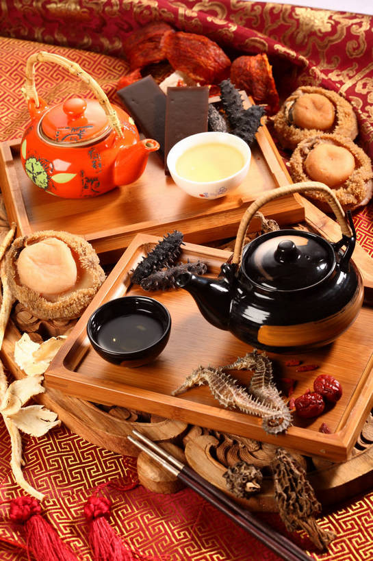 海鲜,无人,竖图,俯视,室内,特写,白天,幸福,餐桌,茶,桌子,蔬菜,杯子,木雕,雕塑,许多,阴影,新鲜,艺术,装饰,反射,鱼,布料,雕刻,雕像,壶,影子,陶瓷,菌菇,茶叶,食品,陶瓷制品,很多,菌类,布纹,娱乐,水产,鱼类,海洋生物,水壶,桌布,食物,餐巾,茶壶,容器,水杯,工艺品,台布,享受,休闲,温馨,枣,食用菌,放松,乐趣,红枣,鲍鱼,有机食品,绿色食品,餐台,纪念,海参,海马,石决明,美术,提神,舒适,真菌,水生动物,主题,海产品,醒脑,枣子,水生物,棘皮动物,陈列,海底动物,羊肚菇,功能,美学,羊肚菜,羊肚菌,羊蘑,鳆鱼,镜面鱼,明目鱼,美味羊肚菌,大枣,茶杯,餐桌布,彩图,高角度拍摄,草笠竹,shjb1