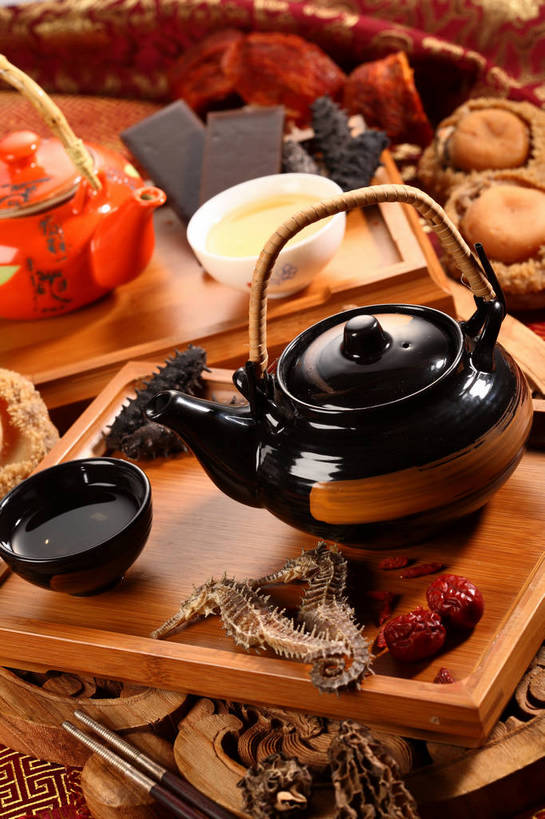 海鲜,无人,竖图,俯视,室内,特写,白天,幸福,餐桌,茶,桌子,蔬菜,杯子,木雕,雕塑,许多,阴影,新鲜,艺术,装饰,反射,鱼,布料,雕刻,雕像,壶,影子,陶瓷,菌菇,茶叶,食品,陶瓷制品,很多,菌类,布纹,娱乐,水产,鱼类,海洋生物,水壶,桌布,食物,餐巾,茶壶,容器,水杯,工艺品,台布,享受,休闲,温馨,枣,食用菌,放松,乐趣,红枣,鲍鱼,有机食品,绿色食品,餐台,纪念,海参,海马,石决明,美术,提神,舒适,真菌,水生动物,主题,海产品,醒脑,枣子,水生物,棘皮动物,陈列,海底动物,羊肚菇,功能,美学,羊肚菜,羊肚菌,羊蘑,鳆鱼,镜面鱼,明目鱼,美味羊肚菌,大枣,茶杯,餐桌布,彩图,高角度拍摄,草笠竹,shjb1