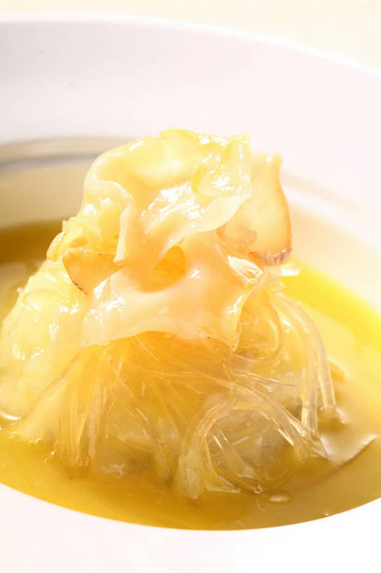 无人,竖图,俯视,室内,特写,白天,烹饪,中餐,餐桌,桌子,一堆,阴影,堆叠,堆积,朦胧,模糊,反射,影子,陶瓷,料理,食品,陶瓷制品,菜肴,美食,食物,一个,黄色,白色,容器,碗,中式,佳肴,单个,餐台,中华料理,储藏,堆,鱼翅,储存,鲛鲨翅,鲛鱼翅,金丝菜,沙鱼翅,鲨鱼翅,鲨鱼鳍,彩图,高角度拍摄,贮存,shjb1