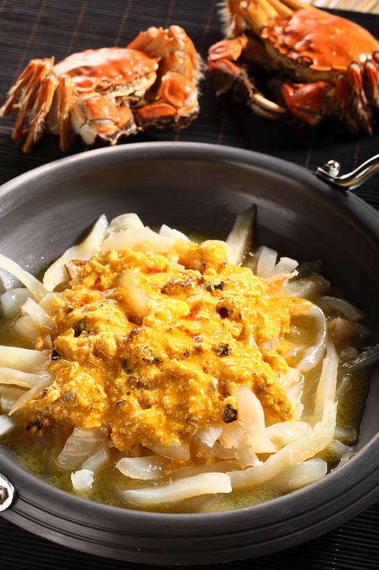 蟹,内脏,无人,竖图,俯视,室内,特写,白天,烹饪,中餐,餐桌,桌子,萝卜,白萝卜,蔬菜,厨具,阴影,新鲜,反射,螃蟹,锅子,砂锅,影子,陶瓷,肉,料理,食品,陶瓷制品,蟹肉,锅,菜肴,美食,肉类,食物,一个,黑色,中式,佳肴,有机食品,绿色食品,单个,餐台,锅具,中华料理,清蒸,肉食,蟹黄,烹饪用具,甲壳动物,烹调用具,莱菔,烹调,彩图,高角度拍摄,清蒸菜,清蒸蟹,shjb1