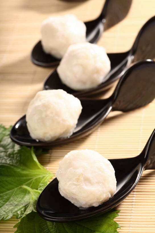 无人,竖图,俯视,室内,特写,白天,烹饪,中餐,植物,餐桌,桌子,叶子,阴影,竹制,朦胧,模糊,反射,纹理,影子,勺子,陶瓷,竹席,肉,鱼肉,料理,食品,绿叶,陶瓷制品,丸子,菜肴,美食,肉类,肉丸,鱼丸,食物,排列,绿色,白色,黑色,调羹,汤匙,四个,中式,嫩叶,佳肴,餐台,中华料理,竹制品,肉食,蒸菜,肌理,摆列,叶,叶片,叶脉,彩图,高角度拍摄,布列,分列,shjb1,蒸鱼丸