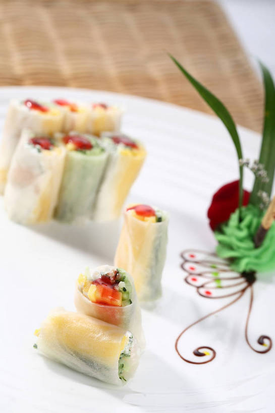 点心,无人,交叉,竖图,俯视,室内,特写,白天,烹饪,餐桌,桌子,竹子,蔬菜,餐具,叶子,阴影,竹制,朦胧,模糊,新鲜,盛开,编织,反射,碟子,盘,影子,料理,食品,绿叶,花蕾,春卷,菜肴,美食,花,花瓣,花朵,鲜花,食物,一个,白色,盘子,碟,果酱,零食,花苞,花蕊,日式,嫩叶,佳肴,有机食品,绿色食品,单个,餐台,竹条,交织,配菜,竹制品,薄饼,春饼,果子酱,越菜,越南菜,越南料理,穿插,百奇,叶,叶片,彩图,高角度拍摄,米皮,越南春卷,shjb1