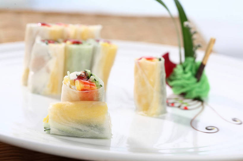 点心,无人,交叉,横图,俯视,室内,特写,白天,烹饪,餐桌,桌子,竹子,蔬菜,餐具,叶子,阴影,竹制,朦胧,模糊,新鲜,盛开,编织,反射,碟子,盘,影子,料理,食品,绿叶,花蕾,春卷,菜肴,美食,花,花瓣,花朵,鲜花,食物,一个,白色,盘子,碟,果酱,零食,花苞,花蕊,日式,嫩叶,佳肴,有机食品,绿色食品,单个,餐台,竹条,交织,配菜,竹制品,薄饼,春饼,果子酱,越菜,越南菜,越南料理,穿插,百奇,叶,叶片,彩图,高角度拍摄,米皮,越南春卷,shjb1