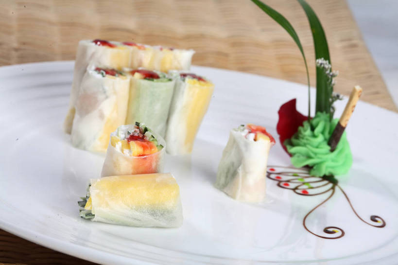 点心,无人,交叉,横图,俯视,室内,特写,白天,烹饪,餐桌,桌子,竹子,蔬菜,餐具,叶子,阴影,竹制,朦胧,模糊,新鲜,盛开,编织,反射,碟子,盘,影子,料理,食品,绿叶,花蕾,春卷,菜肴,美食,花,花瓣,花朵,鲜花,食物,一个,白色,盘子,碟,果酱,零食,花苞,花蕊,日式,嫩叶,佳肴,有机食品,绿色食品,单个,餐台,竹条,交织,配菜,竹制品,薄饼,春饼,果子酱,越菜,越南菜,越南料理,穿插,百奇,叶,叶片,彩图,高角度拍摄,米皮,越南春卷,shjb1