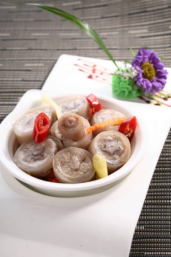 无人,竖图,俯视,室内,特写,白天,烹饪,中餐,餐桌,桌子,辣椒,蔬菜,餐具,叶子,阴影,新鲜,盛开,反射,尾巴,碟子,盘,影子,陶瓷,调料,肉,料理,食品,绿叶,陶瓷制品,调味品,调味料,花蕾,猪肉,菜肴,美食,肉类,花,花瓣,花朵,鲜花,食物,两个,紫色,白色,盘子,容器,碟,碗,花苞,花蕊,中式,嫩叶,佳肴,有机食品,绿色食品,餐台,中华料理,泡椒,储藏,配菜,储存,肉食,辣角,红海椒,大椒,辣虎,广椒,豚肉,叶,叶片,猪尾巴,辣子,红辣椒,海椒,番椒,彩图,高角度拍摄,贮存,鱼辣子,猪尾,shjb1,香辣猪尾