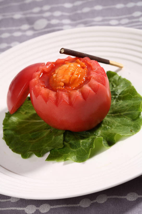 点心,海鲜,无人,竖图,俯视,室内,特写,白天,烹饪,中餐,植物,餐桌,桌子,蔬菜,西红柿,餐具,叶子,阴影,新鲜,反射,布料,碟子,盘,纹理,影子,料理,食品,绿叶,布纹,水产,菜肴,美食,海洋生物,桌布,食物,一个,红色,绿色,白色,盘子,餐巾,碟,台布,零食,日式,中式,嫩叶,鲍鱼,佳肴,有机食品,绿色食品,单个,餐台,中华料理,石决明,水生动物,海产品,水生物,海底动物,肌理,鳆鱼,镜面鱼,明目鱼,广东菜,粤菜,百奇,叶,叶片,叶脉,洋柿子,柑仔蜜,番茄,臭柿,餐桌布,彩图,高角度拍摄,六月柿,喜报三元,shjb1,番茄鲍鱼盅