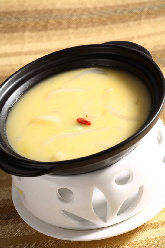 无人,竖图,俯视,室内,特写,白天,烹饪,西餐,植物,餐桌,桌子,蔬菜,厨具,阴影,新鲜,反射,布料,锅子,砂锅,影子,陶瓷,蔬菜汤,汤,料理,食品,果实,草药,药草,陶瓷制品,布纹,锅,菜肴,美食,中药,桌布,食物,一个,黄色,红色,黑色,餐巾,台布,西式,佳肴,有机食品,绿色食品,单个,餐台,锅具,枸杞子,枸杞,药材,中草药,烹饪用具,洋葱汤,中药材,本草,苟起子,枸杞豆,枸杞果,血杞子,羹汤,烹调用具,餐桌布,烹调,彩图,高角度拍摄,shjb1