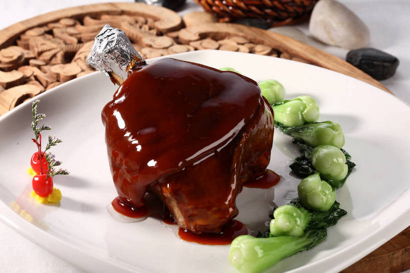 无人,交叉,横图,俯视,室内,特写,白天,烹饪,中餐,餐桌,桌子,竹子,樱桃,蔬菜,餐具,水果,木雕,雕塑,阴影,竹制,新鲜,艺术,装饰,盛开,编织,反射,包装,包装纸,雕刻,雕像,碟子,铝箔纸,盘,锡箔纸,影子,纸,竹篓,青菜,红烧,肉,生食,料理,食品,果实,纸张,花蕾,猪肉,菜肴,美食,肉类,花,花瓣,花朵,鲜花,食物,排列,一个,红色,绿色,白色,盘子,容器,工艺品,碟,花苞,花蕊,中式,佳肴,有机食品,绿色食品,单个,餐台,纪念,中华料理,储藏,竹条,交织,美术,配菜,包装材料,竹制品,储存,主题,小白菜,陈列,肉食,锡箔,红烧蹄髈,蹄髈,铝箔,豚肉,功能,美学,摆列,穿插,不结球白菜,红烧菜,樱珠,莺桃,英桃,楔桃,牛桃,荆桃,彩图,高角度拍摄,肘子,蹄膀,红烧蹄膀,红烧肘子,布列,分列,贮存,shjb1