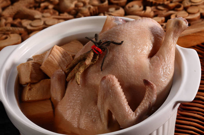 豆腐,无人,交叉,横图,俯视,室内,特写,白天,烹饪,中餐,餐桌,桌子,竹子,厨具,木雕,雕塑,阴影,竹制,艺术,装饰,编织,反射,雕刻,雕像,锅子,砂锅,影子,陶瓷,鸡肉,肉,汤,料理,食品,陶瓷制品,锅,菜肴,美食,肉类,食物,一个,白色,工艺品,中式,佳肴,单个,餐台,锅具,纪念,中华料理,竹条,交织,美术,竹制品,真菌,豆制品,主题,冬虫夏草,陈列,肉食,烹饪用具,鸡汤,功能,美学,穿插,虫草,冬虫草,中华虫草菌,烹调用具,烹调,彩图,高角度拍摄,shjb1,虫草炖鸡,虫草鸡汤