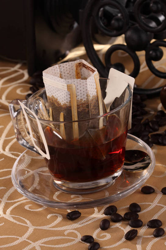 咖啡,无人,竖图,俯视,室内,特写,白天,幸福,植物,餐桌,桌子,豆,杯子,餐具,玻璃,一把,阴影,曲折,弯曲,反射,分离,布料,碟子,滤纸,盘,影子,纸,勺子,豆类,豆子,咖啡杯,纸张,一杯,过滤,布纹,娱乐,玻璃制品,桌布,饮料,盘子,餐巾,夹子,调羹,碟,台布,汤匙,咖啡豆,享受,休闲,温馨,放松,乐趣,蜿蜒,餐台,提神,舒适,净化,醒脑,豆科,软饮料,咖啡因,餐桌布,彩图,高角度拍摄,shjb1