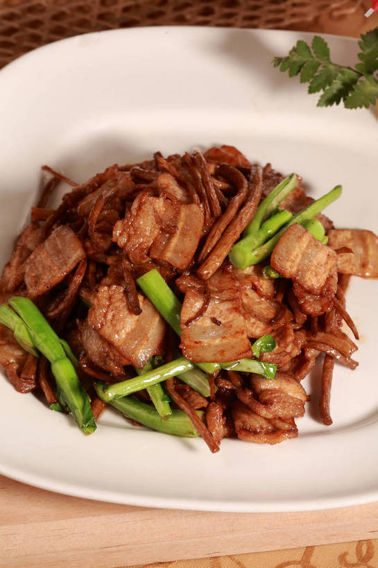 无人,竖图,俯视,室内,特写,白天,烹饪,中餐,餐桌,桌子,蔬菜,餐具,一堆,许多,堆叠,堆积,新鲜,碟子,盘,陶瓷,菌菇,青菜,肉,料理,食品,陶瓷制品,很多,菌类,菜肴,美食,肉类,食物,一个,白色,盘子,碟,中式,食用菌,佳肴,有机食品,绿色食品,单个,餐台,中华料理,茶树菇,堆,真菌,小白菜,肉食,不结球白菜,彩图,高角度拍摄,shjb1